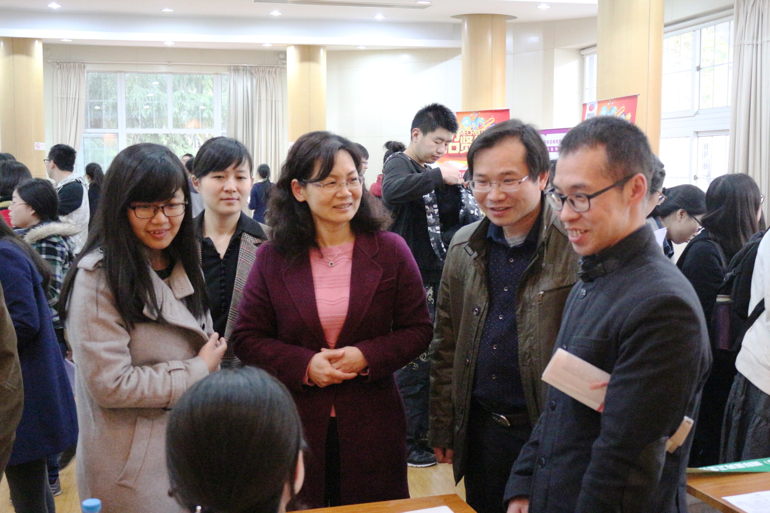 两杏悦2领导与参会招聘单位交流